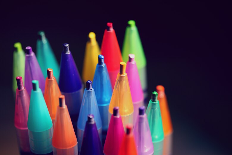 bunte Stiftspitzen mit schwarzem Hintergrund
