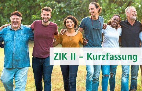 Sechs Erwachsene unterschiedlicher Herkunft stehen im Freien Arm in Arm und lachen. Rechts eingeblendeter Schriftzug: „ZIK II - Kurzfassung“.